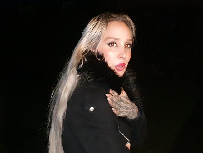 StellaCinderella Porno Video: Heftig abgepi**t Outdoor in Heels auf dem Weg nach Hause